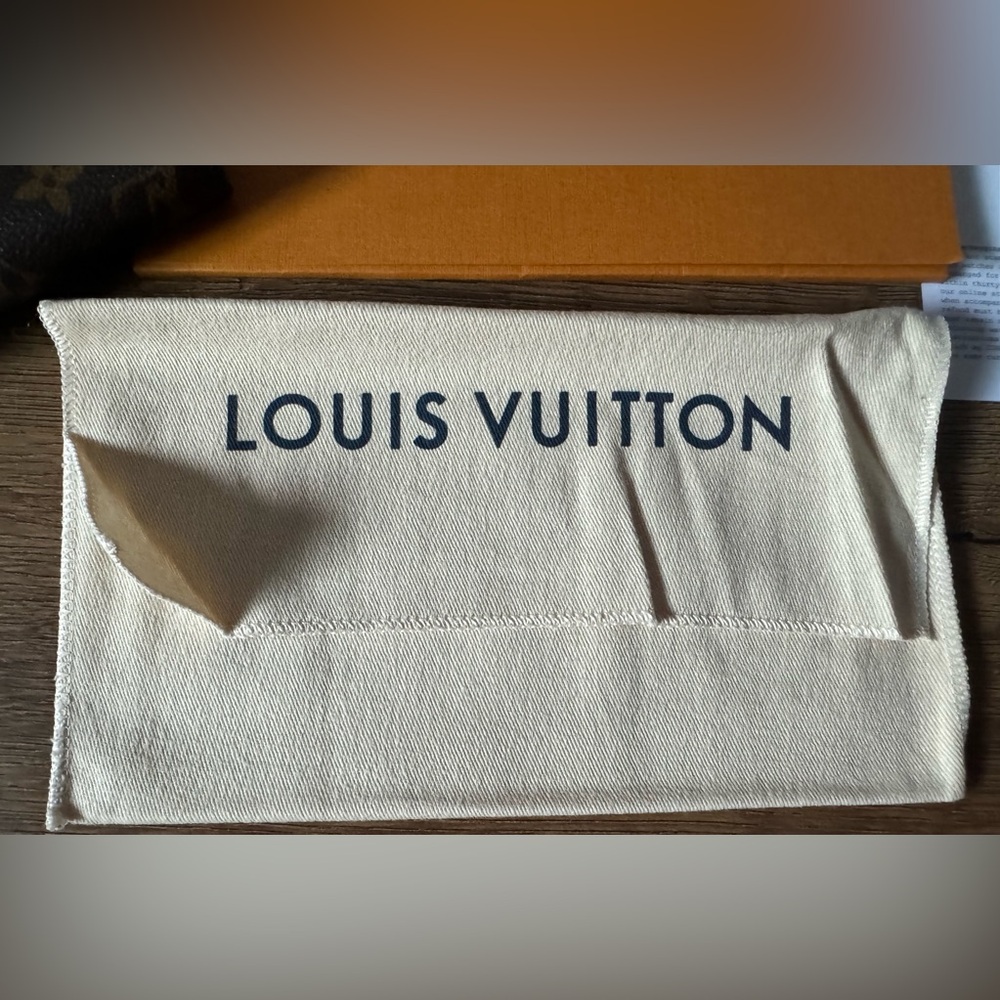 LOUIS VUITTON-AUTHENTIC (Preowned) Signature Coated Canvas Wallet - Picture 4 of 17
